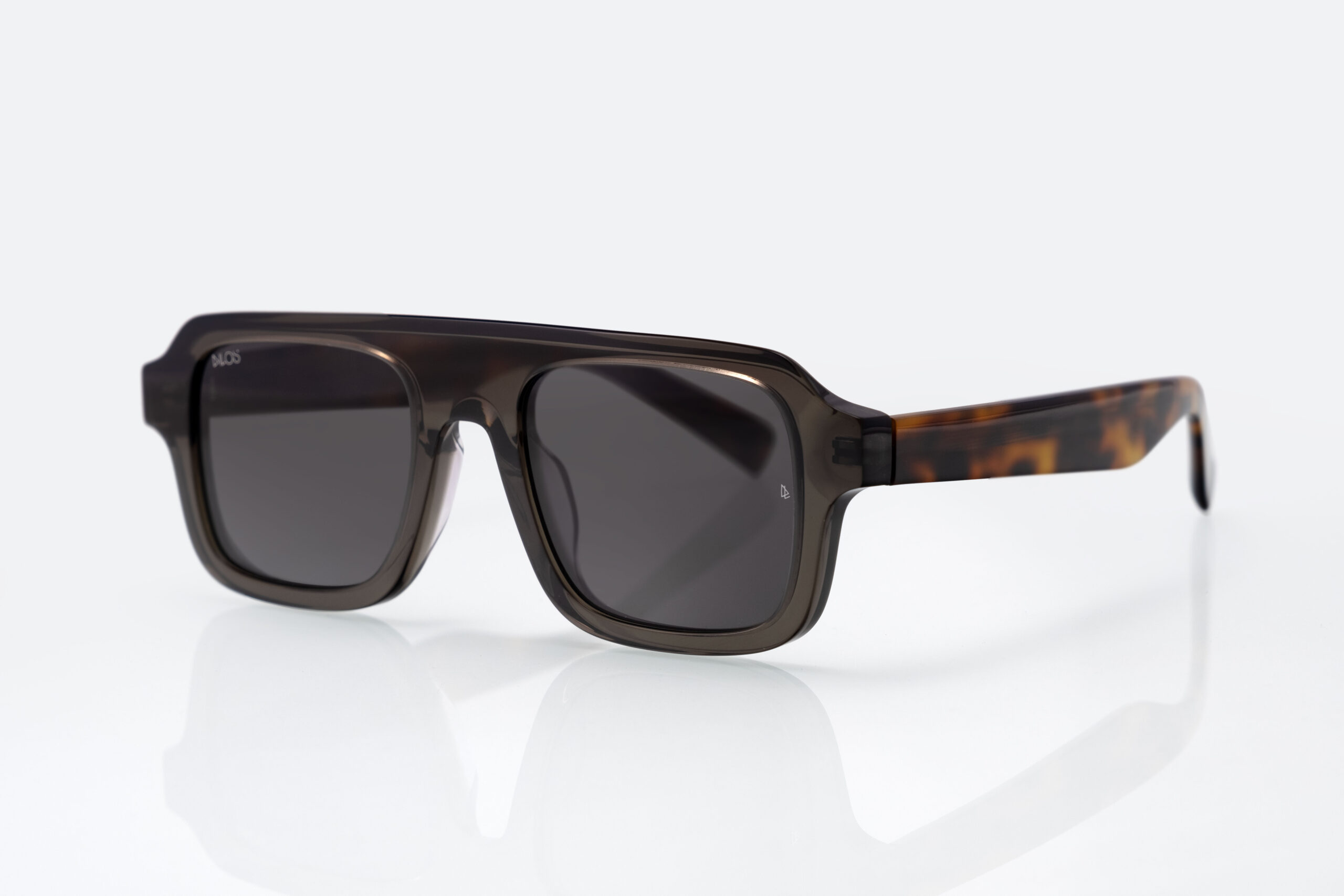 Leander Gray Transparent