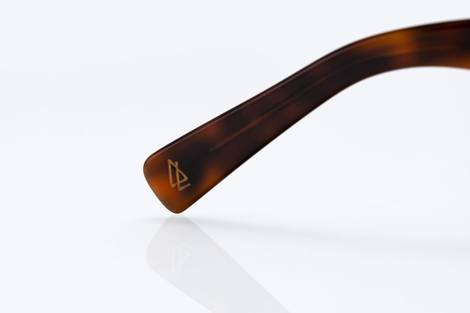 Leander Gray Transparent - Image 3